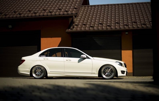 Mercedes clase C con llantas Japan Racing JR-10 tipo BBS