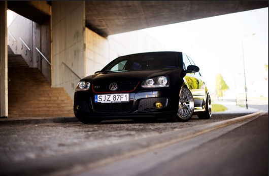 Volkswagen Golf con llantas Japan Racing jr10