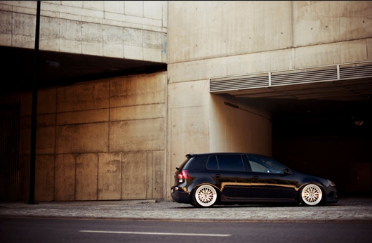 Llantas Japan Racing JR10 en VW Golf
