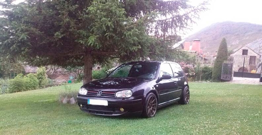VW golf con llantas JR11 de Japan Racing