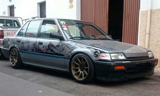 Mazda 323 con llantas Japan Racing JR11